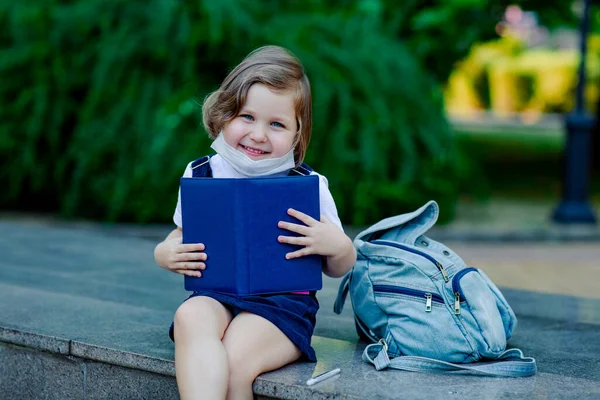 Ein Schönes Kleines Mädchen Eine Schülerin Sitzt Tagsüber Vor Der — Stockfoto