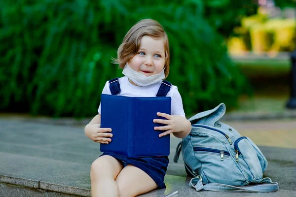 Una Bella Bambina Una Studentessa Siede Fuori Dalla Scuola Durante — Foto Stock