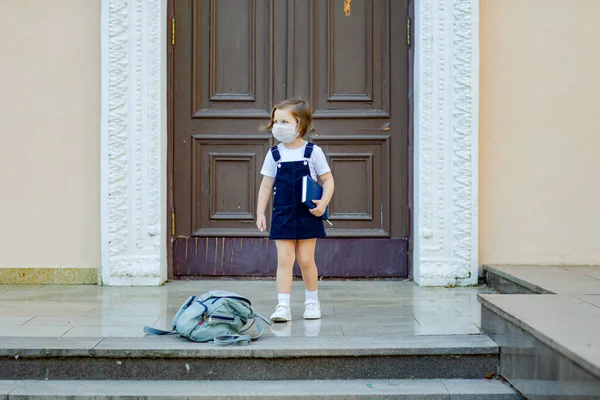 Красивая Маленькая Девочка Школьница Стоит Дверей Школы Течение Дня Медицинская — стоковое фото
