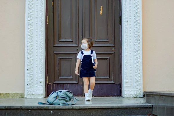 Beautiful Little Girl Schoolgirl Stands School Doors Day Medical Mask — Stock Photo, Image