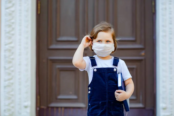 Ein Schönes Kleines Mädchen Eine Schülerin Steht Tagsüber Der Nähe — Stockfoto