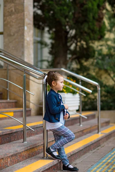 Uma Menina Bonita Uma Estudante Tarde Perto Escola Uniforme Escolar — Fotografia de Stock