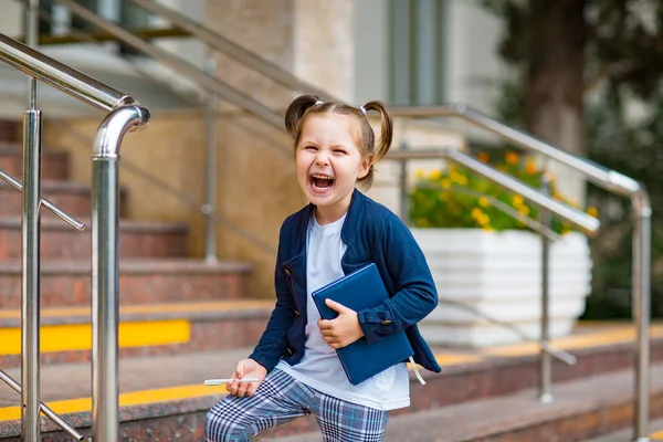 Una Hermosa Niña Una Colegiala Tarde Cerca Escuela Uniforme Escolar — Foto de Stock