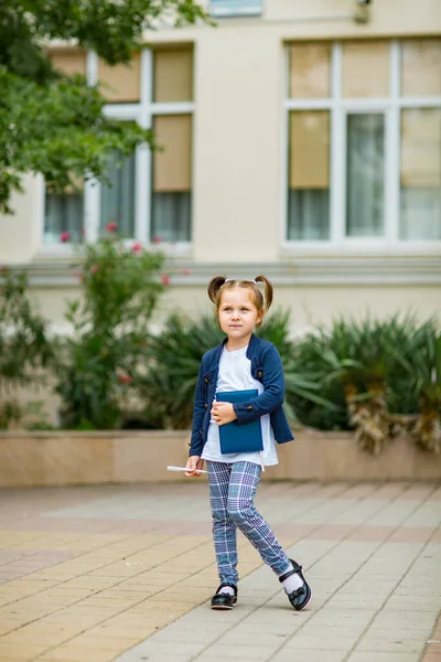 Una Bella Bambina Una Scolaretta Nel Pomeriggio Vicino Alla Scuola — Foto Stock