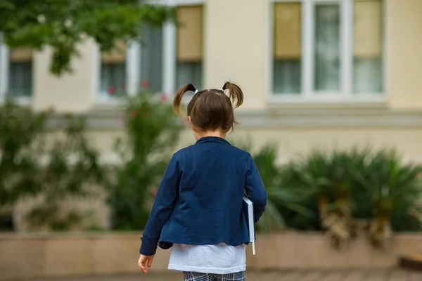 근처에서 오후에 앞치마를 유니폼을 아름다운 아이가 — 스톡 사진