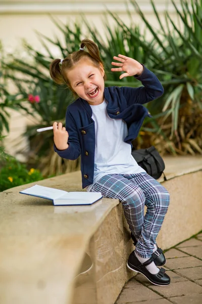 Güzel Küçük Bir Kız Liseli Bir Kız Öğleden Sonra Okulun — Stok fotoğraf