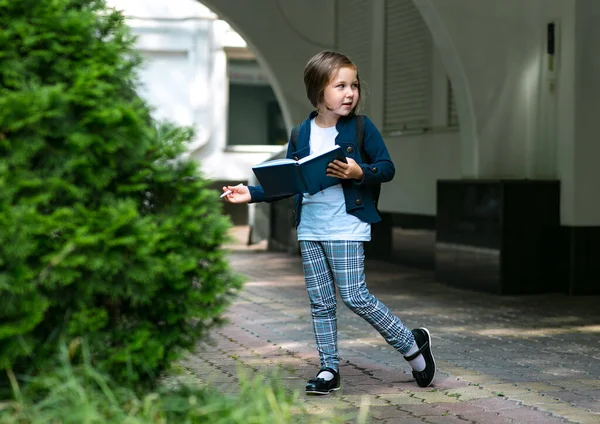 一个漂亮的小女孩 一个女学生 下午在学校附近 穿着时髦的校服 — 图库照片