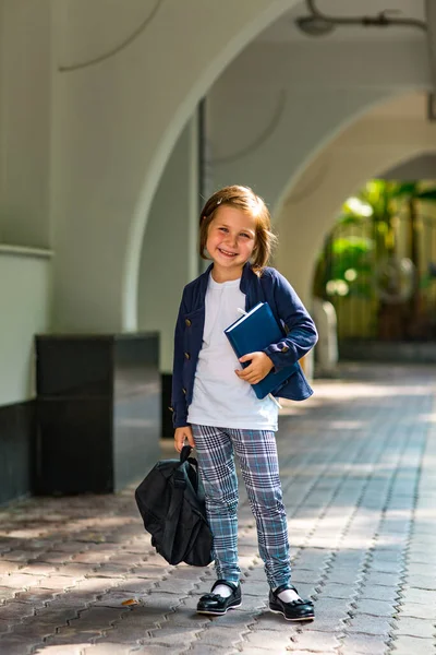 Uma Menina Bonita Uma Estudante Tarde Perto Escola Uniforme Escolar — Fotografia de Stock