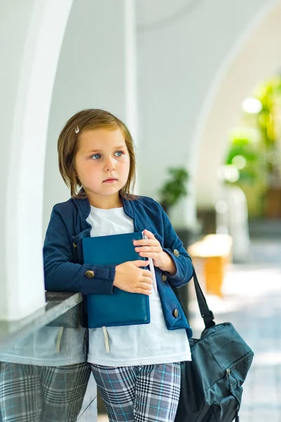 Vacker Liten Flicka Skolflicka Eftermiddagen Nära Skolan Snygg Skoluniform — Stockfoto