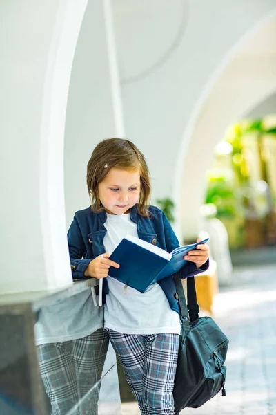 一个漂亮的小女孩 一个女学生 下午在学校附近 穿着时髦的校服 — 图库照片