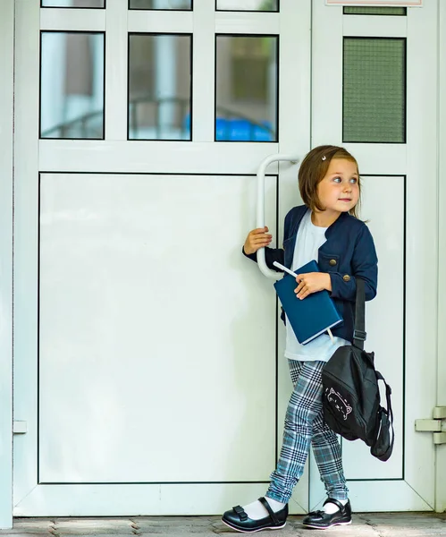 Una Hermosa Niña Una Colegiala Por Tarde Cerca Escuela Elegante — Foto de Stock