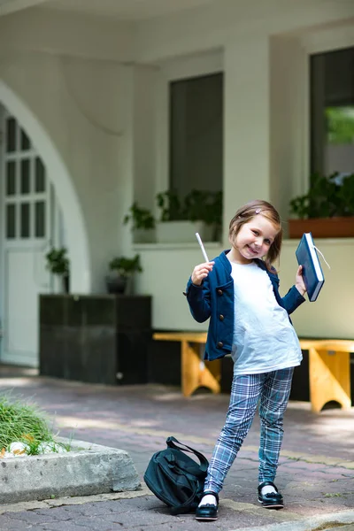 Een Mooi Klein Meisje Een Schoolmeisje Middags Bij School Een — Stockfoto