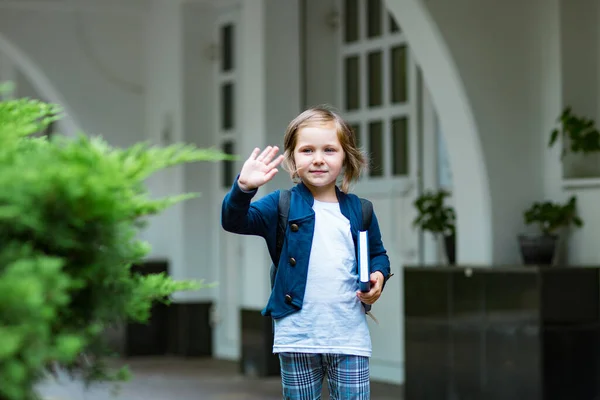 Vacker Liten Flicka Skolflicka Eftermiddagen Nära Skolan Snygg Skoluniform — Stockfoto