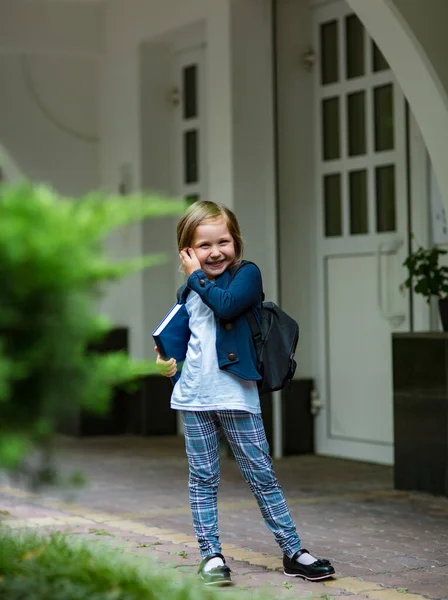 Una Bella Bambina Una Scolaretta Nel Pomeriggio Vicino Alla Scuola — Foto Stock