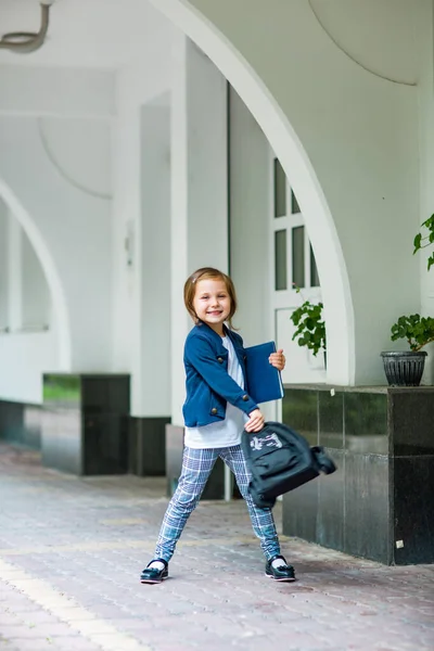 Krásná Holčička Školačka Odpoledne Blízkosti Školy Stylové Školní Uniformě — Stock fotografie