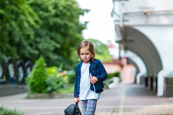 Een Mooi Klein Meisje Een Schoolmeisje Middags Bij School Een — Stockfoto