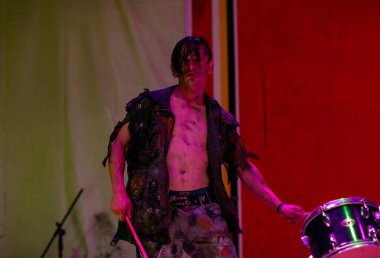 Sochi, Krasnodar Bölgesi, Rusya, 07. Rock müzisyenleri sahnede, Cadılar Bayramı için korkunç sahne kostümleri içinde, korku ve korku tarzında..