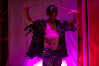 Sochi, Krasnodar Bölgesi, Rusya, 07. Rock müzisyenleri sahnede, Cadılar Bayramı için korkunç sahne kostümleri içinde, korku ve korku tarzında..