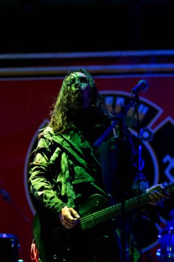 Sochi, Krasnodar Bölgesi, Rusya, 07. Rock müzisyenleri sahnede, Cadılar Bayramı için korkunç sahne kostümleri içinde, korku ve korku tarzında..