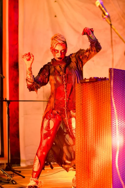 クラスノダール準州 ロシア ステージ上のロックミュージシャン ハロウィンのための怖い舞台衣装 恐怖と恐怖のスタイルで — ストック写真