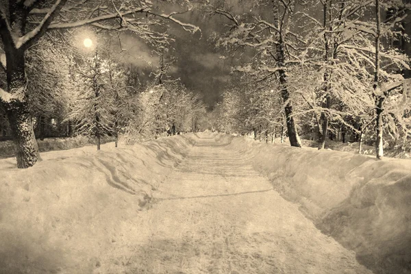 Kış gece karlı sokak moon retro vitage tarzı, yaşlı fotoğraf ile