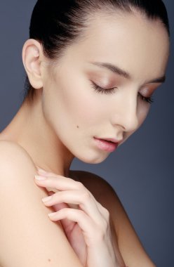 güzel kadının omzuna dokunuyor.