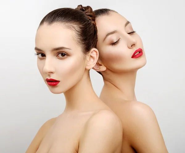 Porträt zwei schöne sexy junge Frauen — Stockfoto