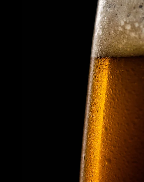 Water druppels op een glas bier. — Stockfoto