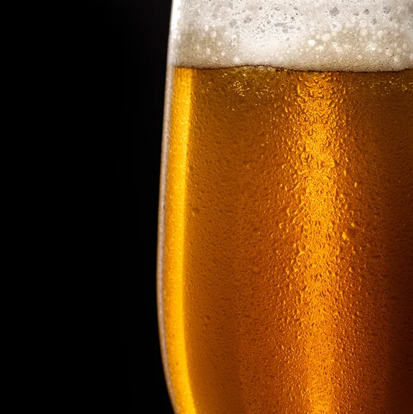 Gotas de agua en un vaso de cerveza —  Fotos de Stock