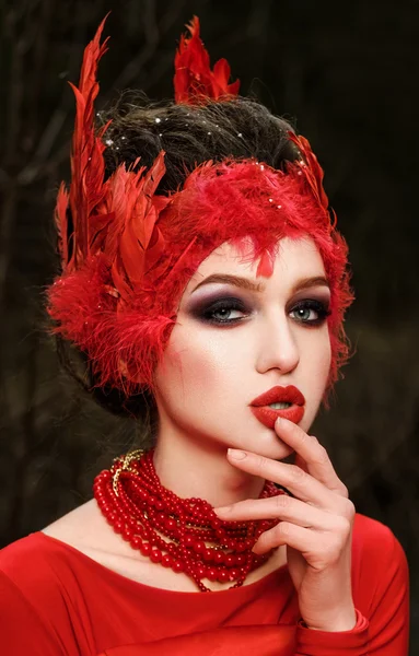 Outdoor Portrait of a woman in a headdress of feathers and elega — Stock Photo, Image