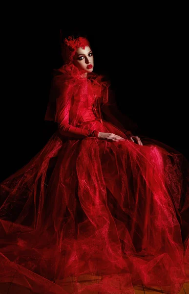 Retrato de uma mulher lânguida em um vestido vermelho de luxo — Fotografia de Stock