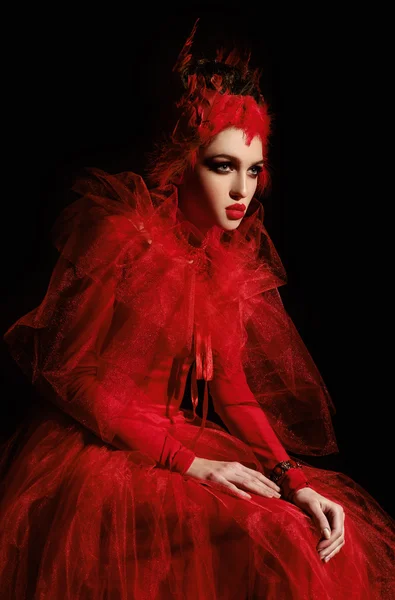 Портрет демонической женщины в роскошном красном платье — стоковое фото