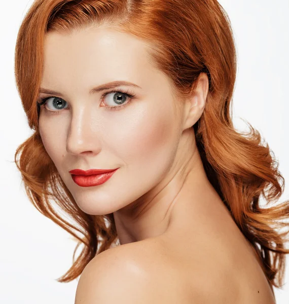 Vértes gyönyörű szexi vörös hajú nő portréja — Stock Fotó