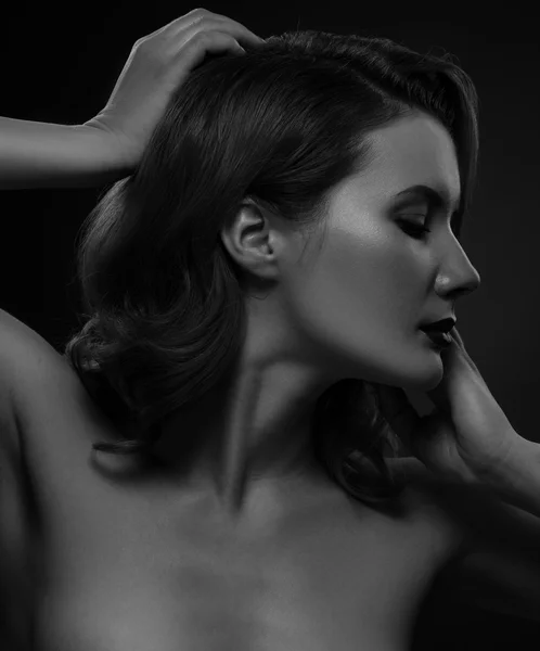 Mulher bonita topless posando no fundo escuro . — Fotografia de Stock