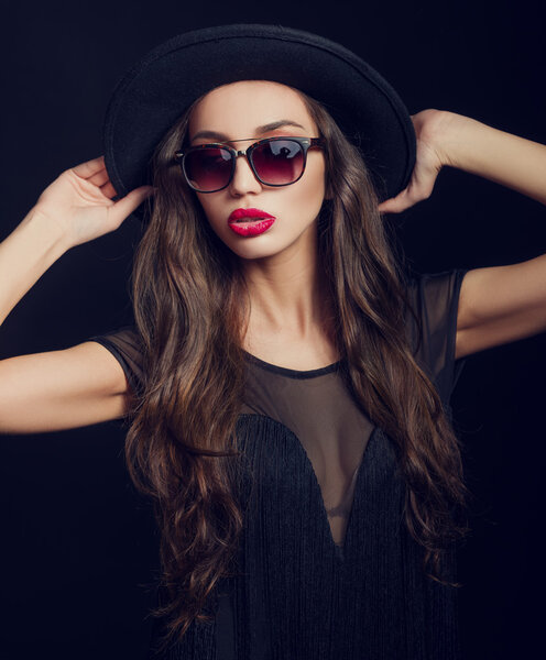 Woman in black hat and sunglasses