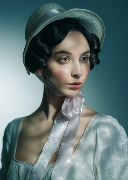 Retrato de una hermosa modelo joven con un atuendo vintage . —  Fotos de Stock