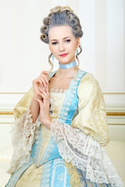 Inte Barok tarzında tarihsel elbiseli güzel kadın