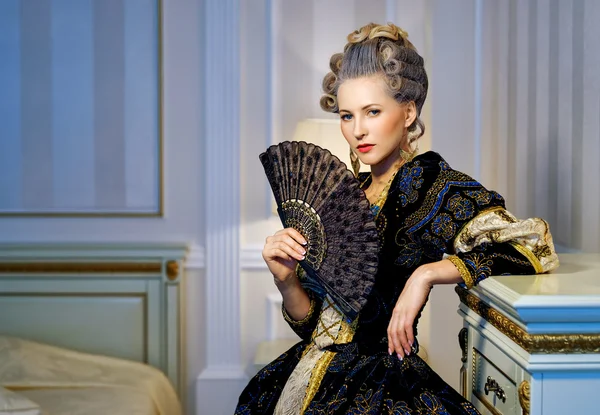 Belle femme avec ventilateur en robe historique dans le style baroque dans — Photo