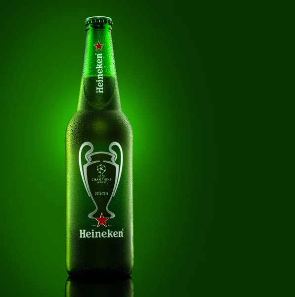 MINSK, BÉLARO - 02 DE ABRIL DE 2016: Botella de cerveza Heineken más gr — Foto de Stock