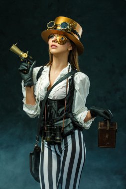 Silah tutan bir güzel steampunk kadın portresi