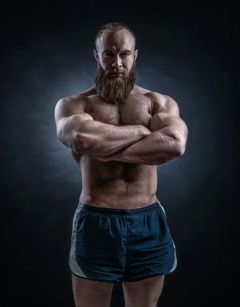 Güçlü adam mükemmel abs, omuzlar, pazı, triceps sakallı 