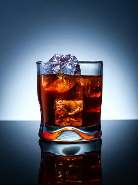 Szkło whisky na powierzchni czarne szkło. — Zdjęcie stockowe