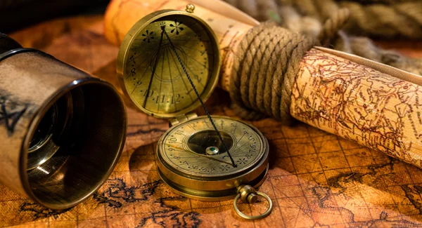 旧的老式复古指南针和望远镜对古代世界地图 — 图库照片