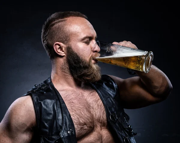 Homme barbu buvant de la bière dans une tasse de bière — Photo