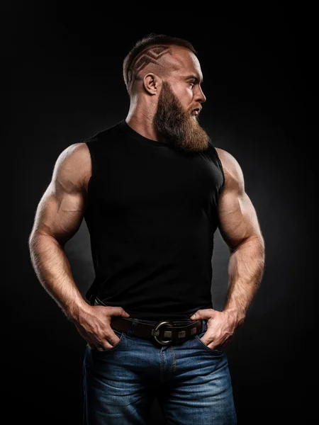 Retrato de hombre barbudo guapo con peinado de moda —  Fotos de Stock