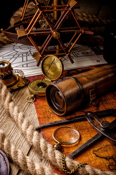 旧的老式复古指南针和望远镜对古代世界地图 — 图库照片