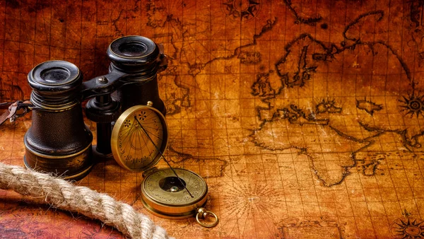 Vieille boussole rétro vintage et verre espion sur la carte du monde antique — Photo
