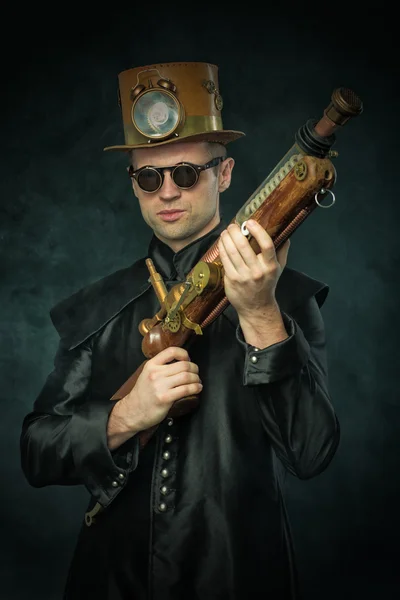 Steampunk man i en hatt med pistol — Stockfoto