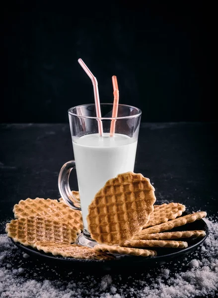 Vaso de leche y galletas al estilo rústico . —  Fotos de Stock