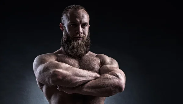 Güçlü adam mükemmel abs, omuzlar, pazı, triceps sakallı 